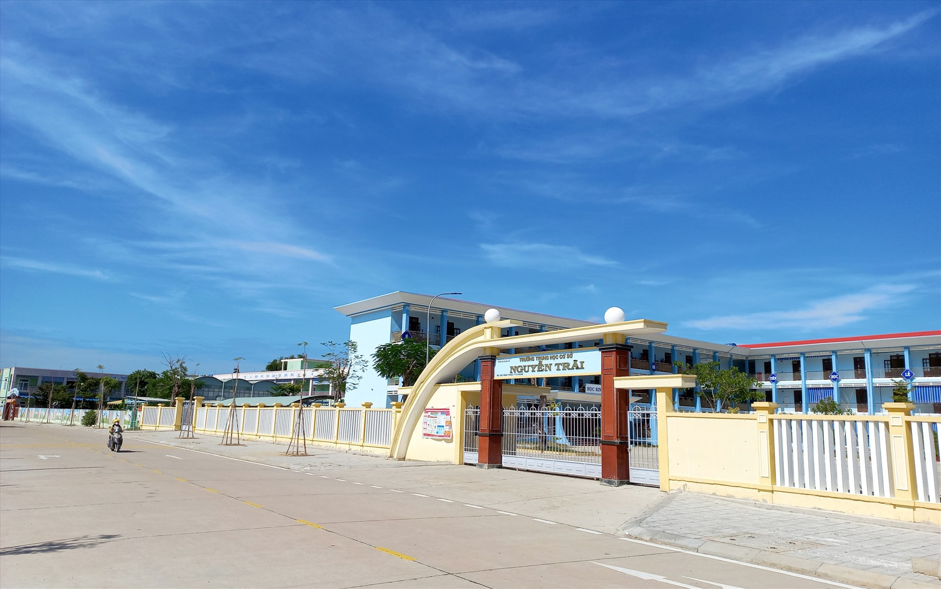 Hai trường THCS Nguyễn Trãi và Mầm non Ái Nghĩa (nằm cạnh Trường THCS Nguyễn Trãi) được trưng dụng làm khu cách ly tập trung. Ảnh: CT