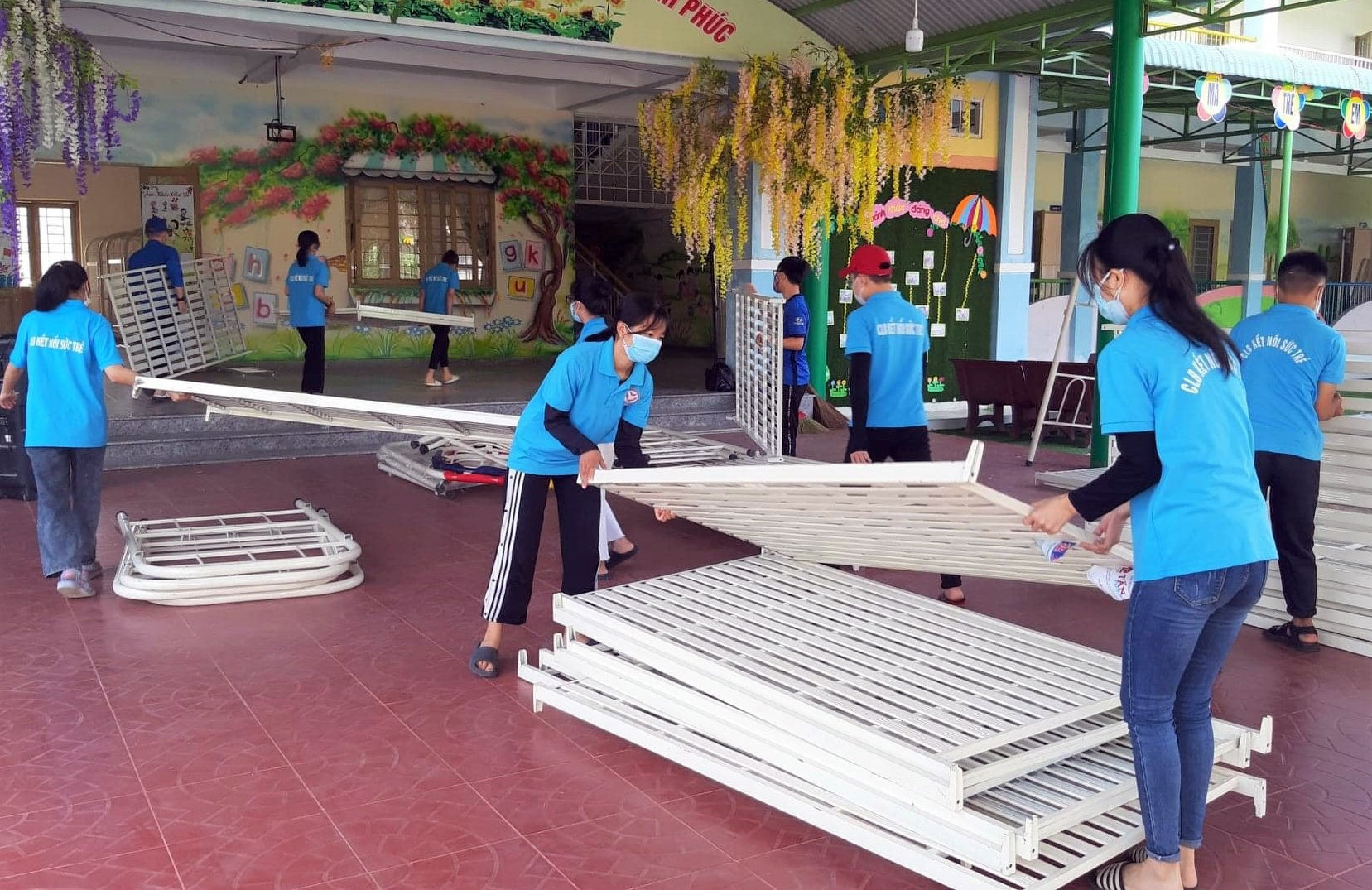 Thành viên Câu lạc bộ Kết nối sức trẻ (xã Quế An, huyện Quế Sơn) tham gia dọn vệ sinh, chuẩn bị cơ sở vật chất khu cách ly tập trung. Ảnh: CTV