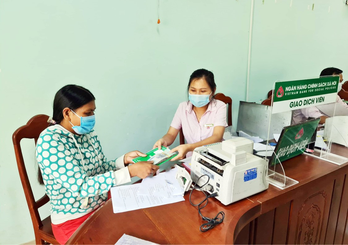 Chị Nguyễn Thị Tá nhận vốn ủy thác từ ngân sách địa phương để mở rộng mô hình sản xuất của gia đình.