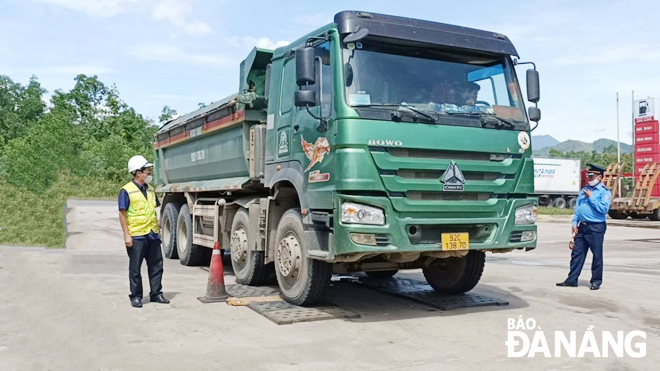 Lực lượng của Cục quản lý đường bộ 3 kiểm tra trọng tải một xe tải trên tuyến đường tránh nam Hải Vân. (Ảnh chụp tháng 6-2021) Ảnh: THÀNH LÂN