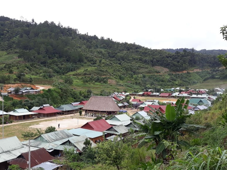Một làng đồng bào dân tộc thiểu số ở huyện Tây Giang. Ảnh: C.N