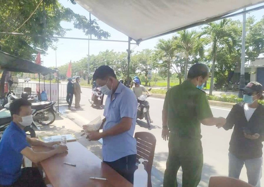 Lực lượng chức năng chốt chặn kiểm soát dịch tại Đại Lộc. Ảnh: CTV