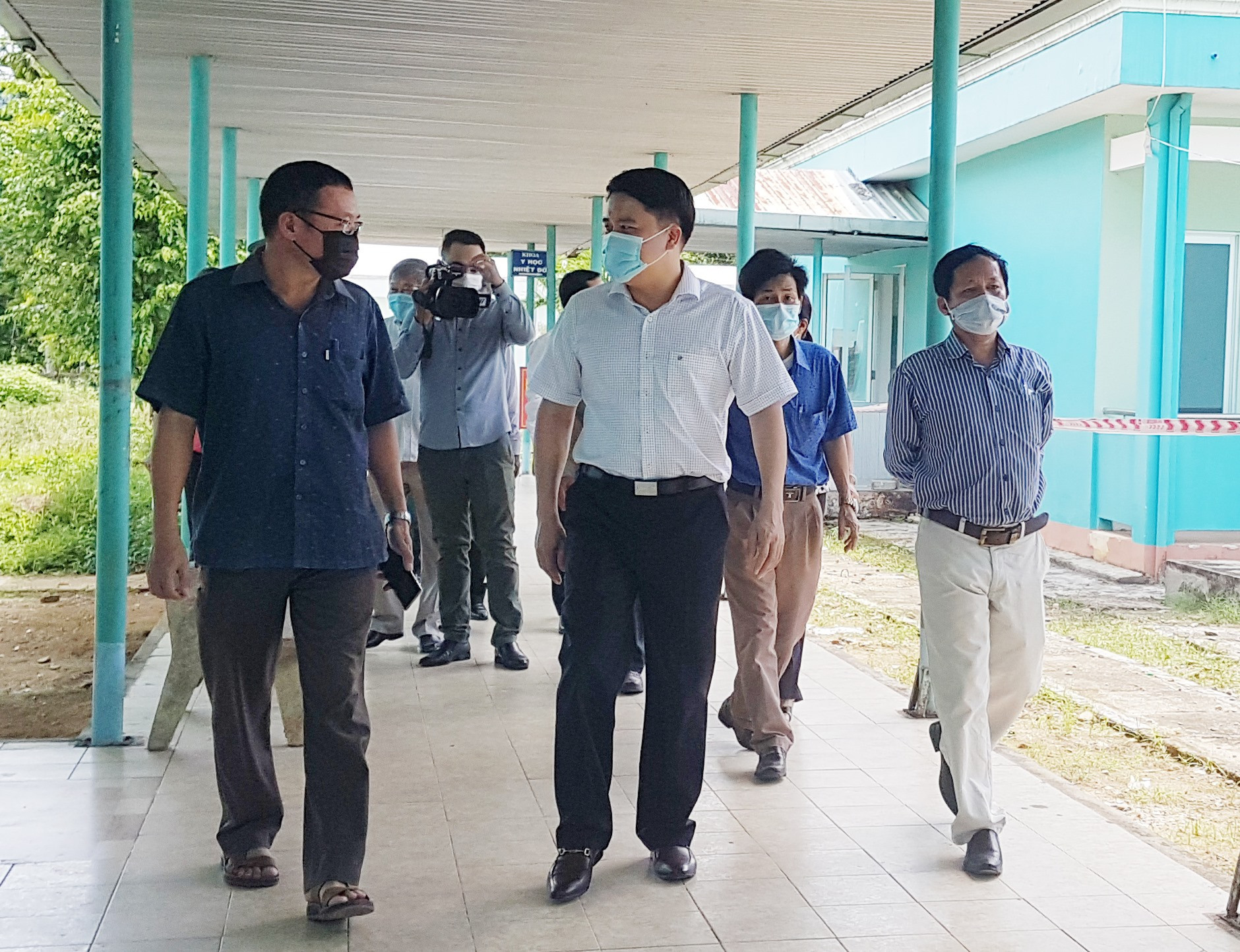 Phó Chủ tịch UBND tỉnh Trần Văn Tân kiểm tra điều kiện điều trị bệnh nhân Covid-19 tại Trung tâm Y tế huyện Tiên Phước. Ảnh: D.L