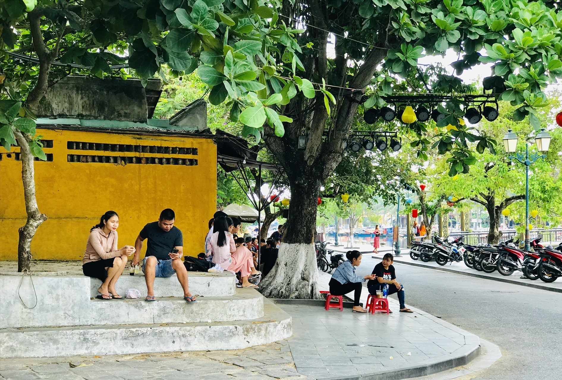 Hàng quán vỉa hè ở Hội An phải chuyển sang hình thức bán mang về để phòng chống dịch Covid-19. Ảnh: Q.T