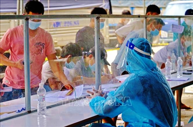 Người dân khai báo y tế tại các chốt kiểm tra. Ảnh: TTXVN