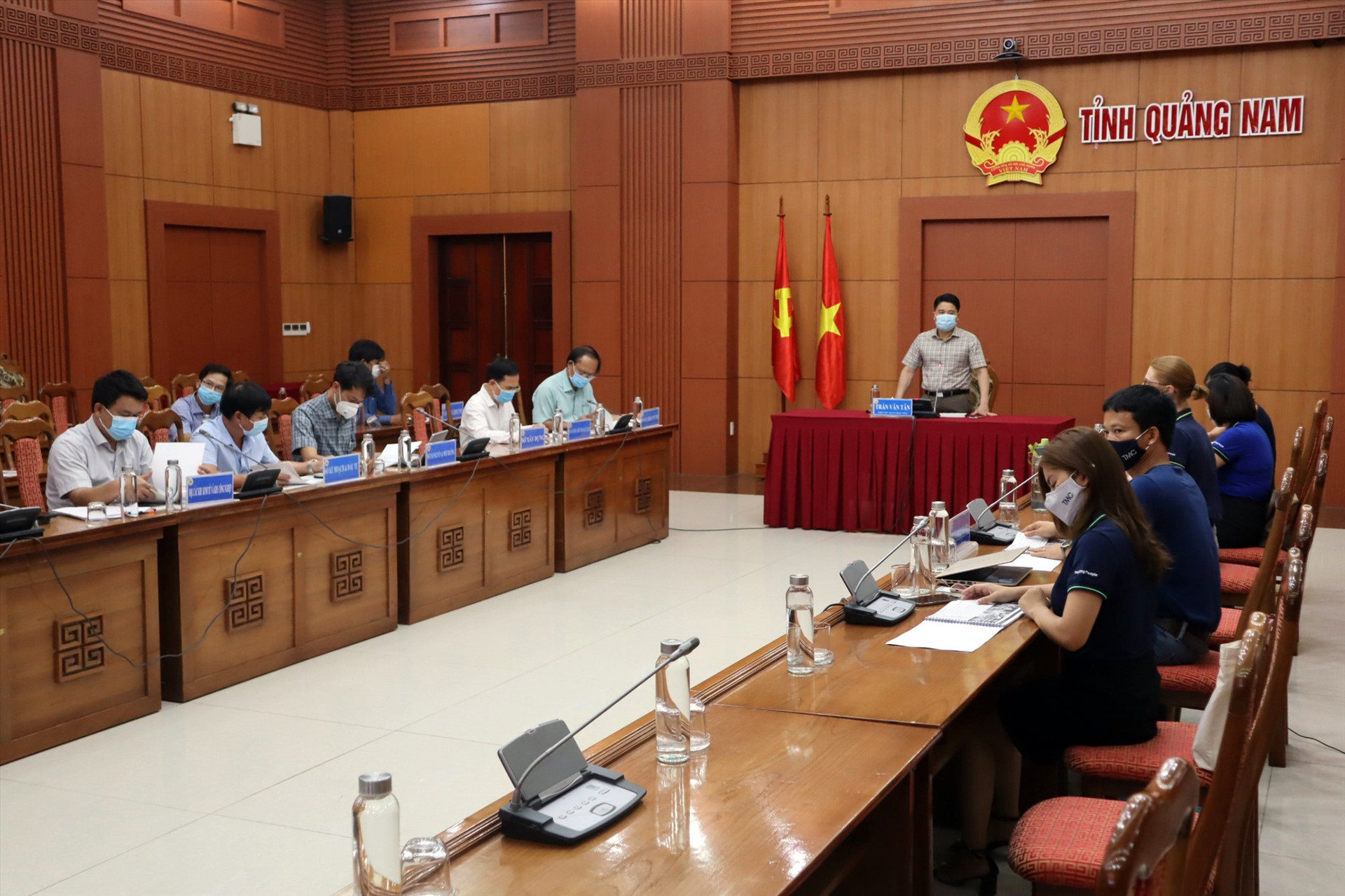 Phó Chủ tịch UBND tỉnh Trần Văn Tân chủ trì buổi làm việc trực tuyến. Ảnh: Q.T