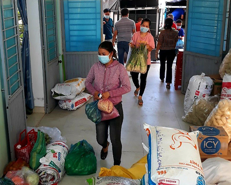 Hội Nông dân và các đoàn thể của huyện Quế Sơn tập kết lượng hàng hóa người dân ủng hộ để vận chuyển vào TP.Hồ Chí Minh hỗ trợ.