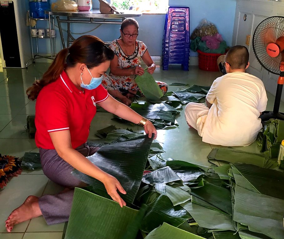 Người dân xã Quế Xuân 1 (Quế Sơn) gói bánh rò gửi vào TP.Hồ Chí Minh hỗ trợ những người con quê hương đang gặp khó khăn.
