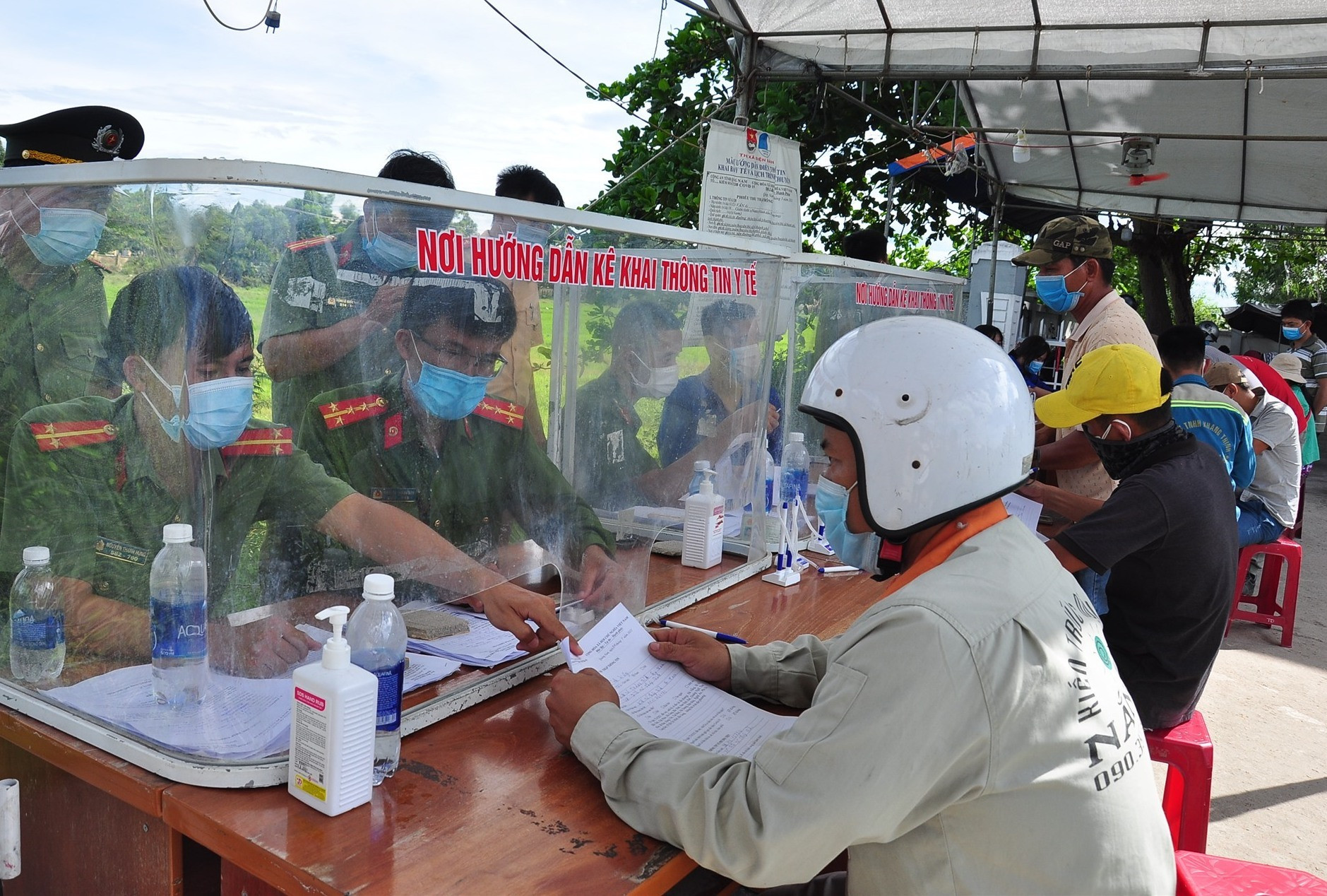 Người dân khai báo y tế tại chốt kiểm soát dịch ở Điện Bàn. Ảnh: VINH ANH