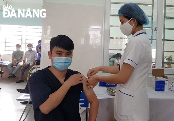Đà Nẵng sẵn sàng tiêm vắc-xin phòng Covid-19 cho giai đoạn tiếp theo. TRONG ẢNH: Tiêm vắc-xin phòng Covid-19 cho nhân viên y tế quận Sơn Trà. Ảnh: PHAN CHUNG