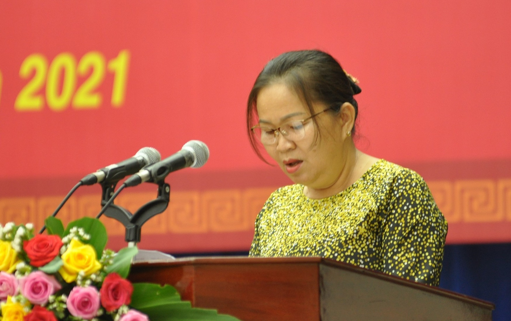Bà Trương Thị Lộc-Giám đốc Sở LĐ-TB&XH trình bày báo cao đề nghị hỗ trợ người lao động tự do, người cách ly tập trung dịch bệnh Covid-19. Ảnh: X.P-N.Đ