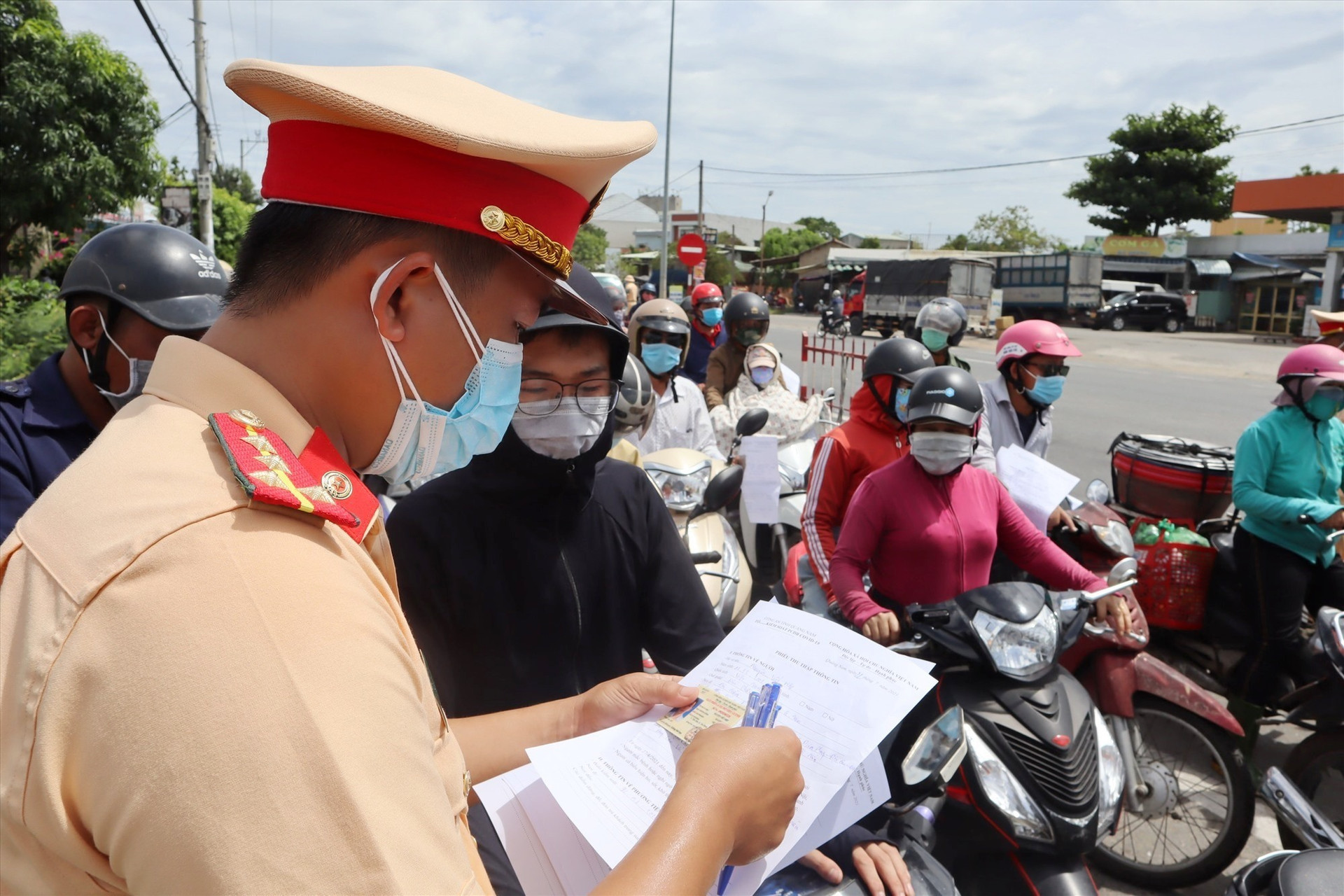 đông đảo người dân Quảng Nam khẩn trương rời Đà Nẵng về quê.