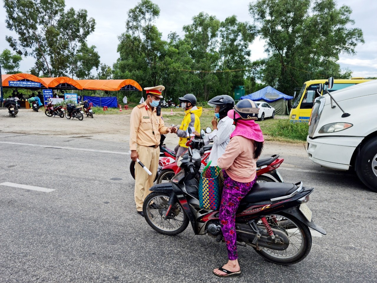 Chốt kiểm soát tại Dốc Sỏi ghi nhận lượng người, phương tiện có phần giảm hơn so với những ngày trước. Ảnh: C.T