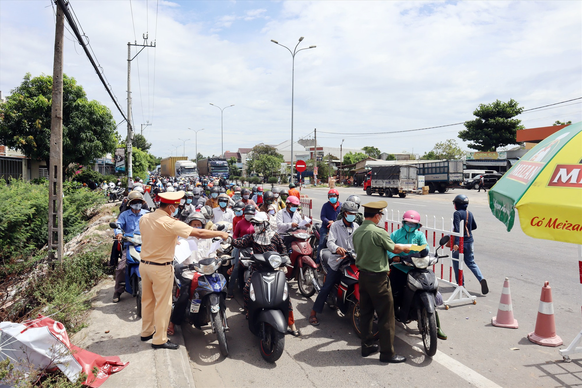 Người dân ùn ùn rời Đà Nẵng khiến các chốt chặn phải căng mình kiểm soát trước thời điểm 12 giờ trưa 22.7. Ảnh: C.T