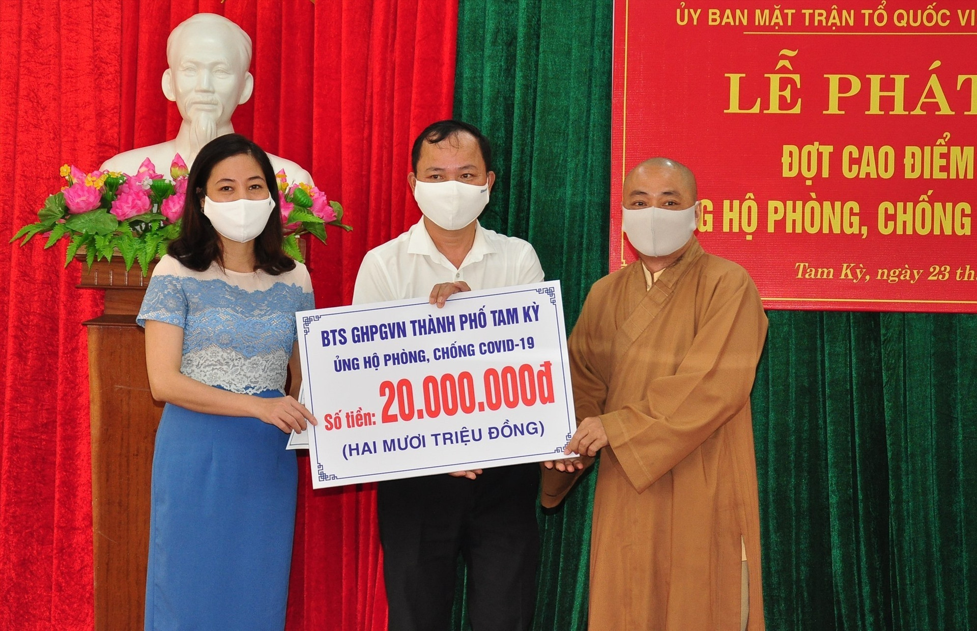 Ban Trị sự Giáo hội Phật giáo TP.Tam Kỳ ủng hộ 20 triệu đồng phòng chống dịch Covid-19. Ảnh: VINH ANH