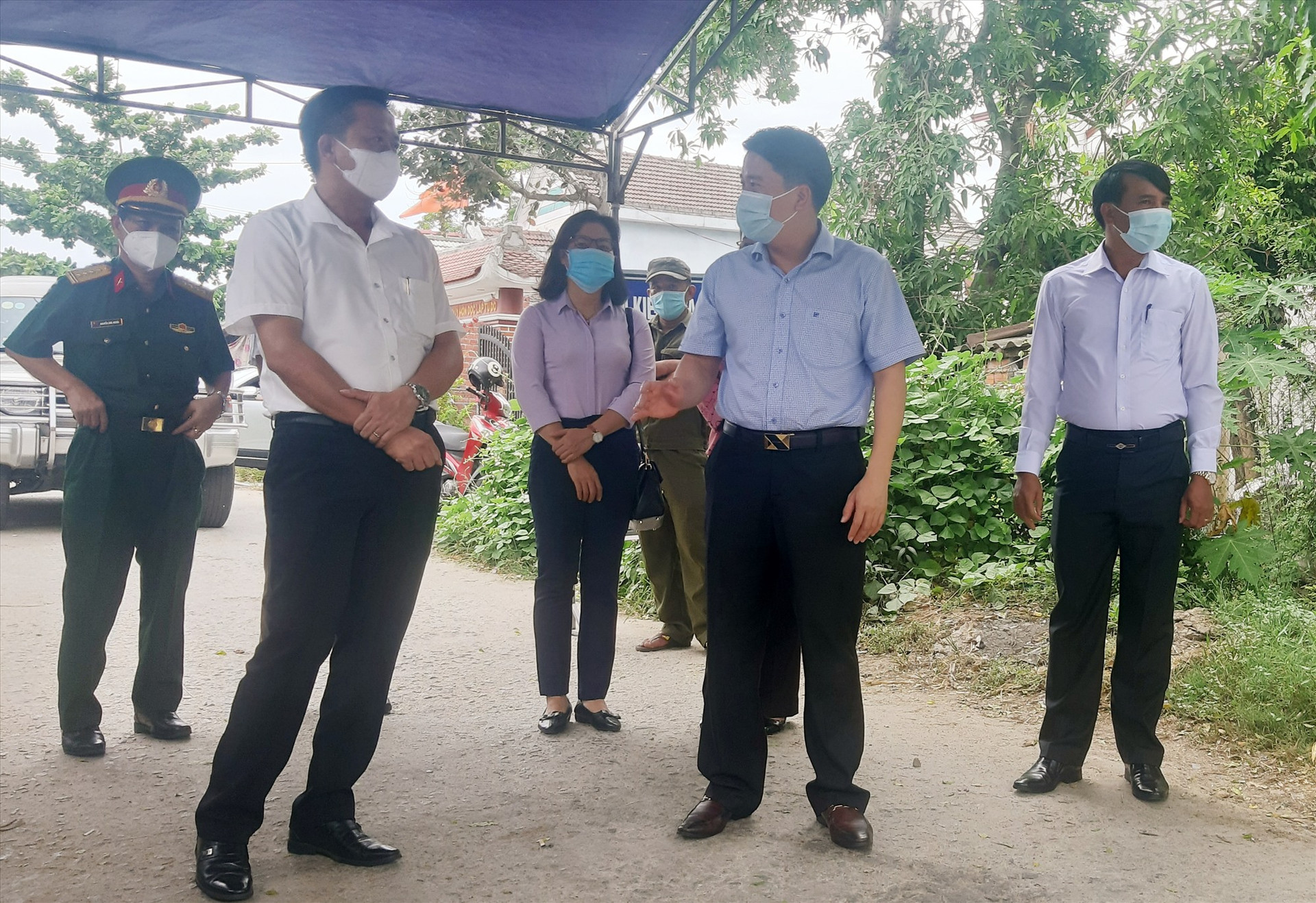 Phó Chủ tịch UBND tỉnh Trần Văn Tân kiểm tra các điểm chốt chặn phòng chống dịch trên địa bàn xã Quế Phú vào chiều nay 23.7.   Ảnh: VĂN SỰ
