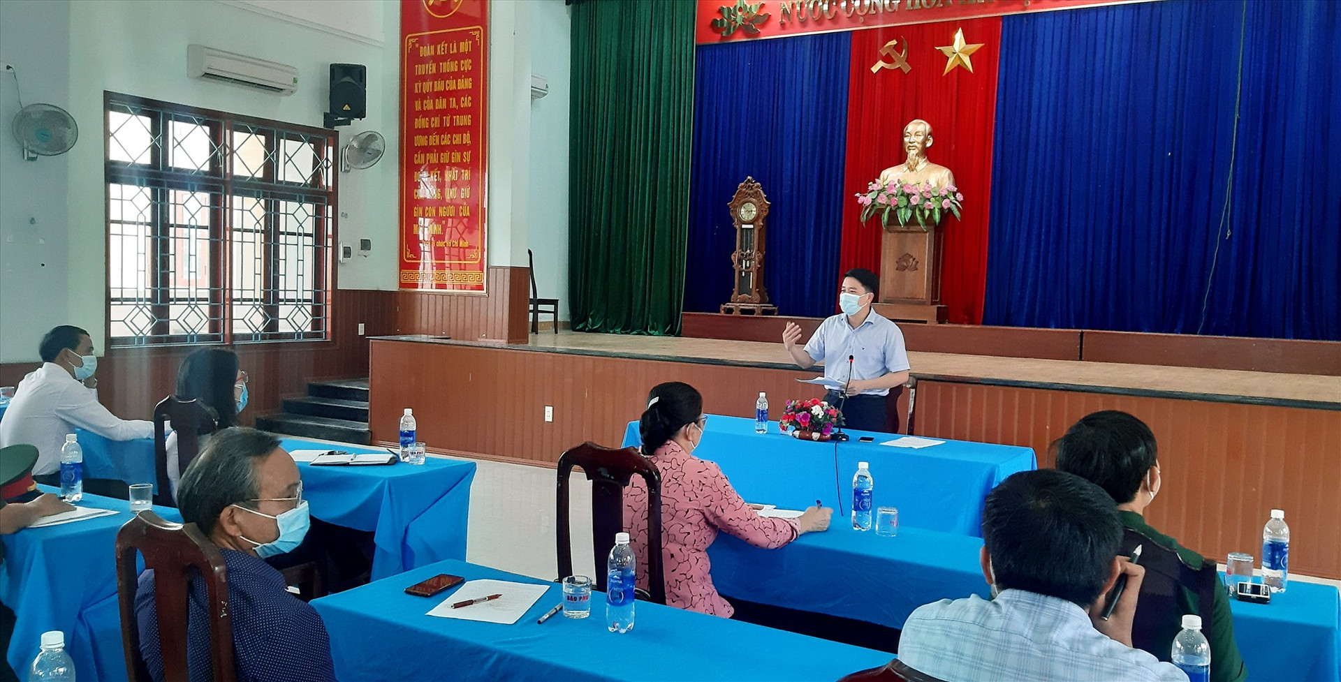 Phó Chủ tịch UBND tỉnh Trần Văn Tân phát biểu tại cuộc làm việc với các ngành liên quan và lãnh đạo huyện Quế Sơn.   Ảnh: VĂN SỰ