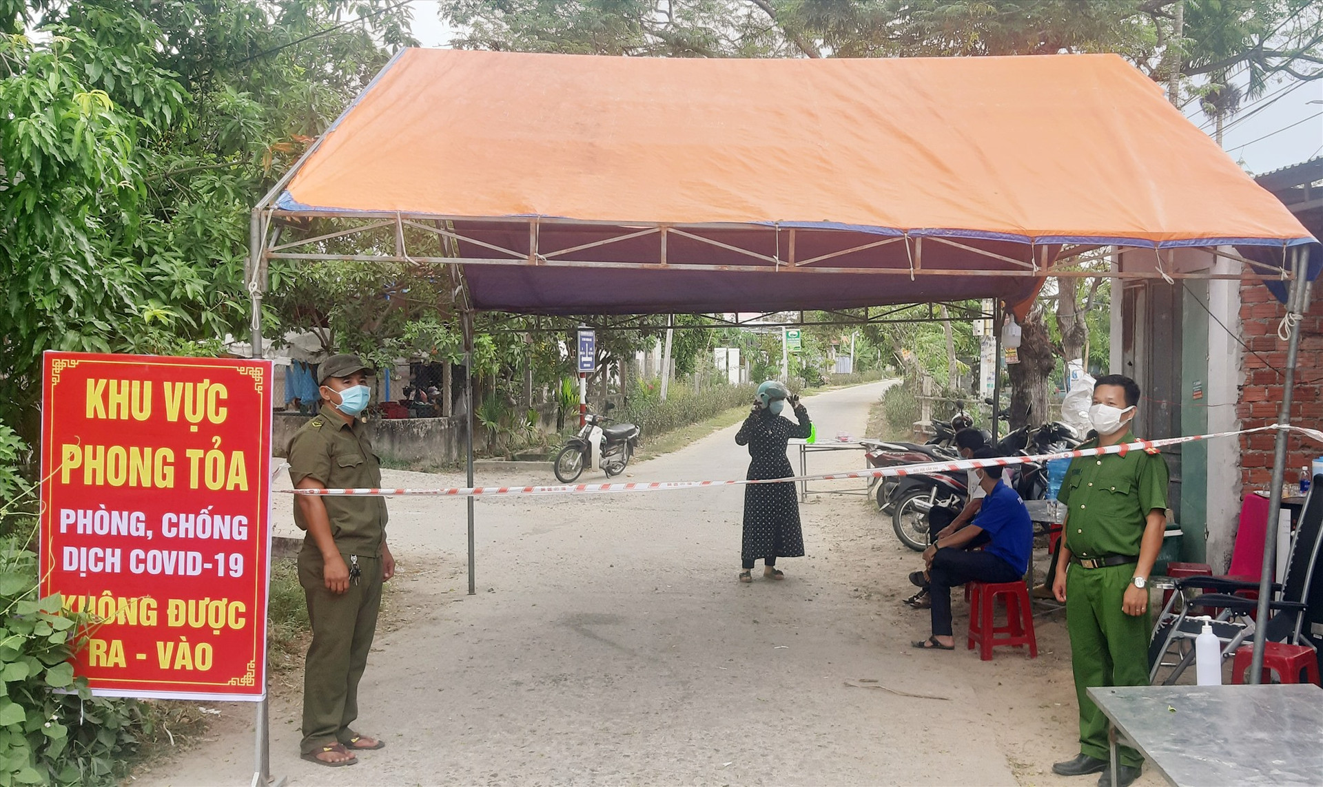 Nhiều tổ dân cư của thôn Mông Nghệ (xã Quế Phú, Quế Sơn) đã được phong tỏa để phòng chống dịch Covid-19.    Ảnh: VĂN SỰ