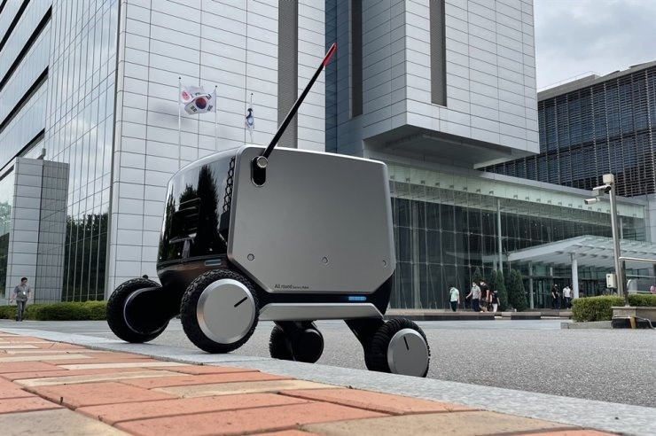 Một robot bốn bánh do LG Electronics sản xuất có thể di chuyển trên địa hình gồ ghề và do đó có thể được sử dụng trong cả môi trường trong nhà và ngoài trời, được thể hiện trong bức ảnh ngày 13 tháng 7 này. Được phép của LG Electronics