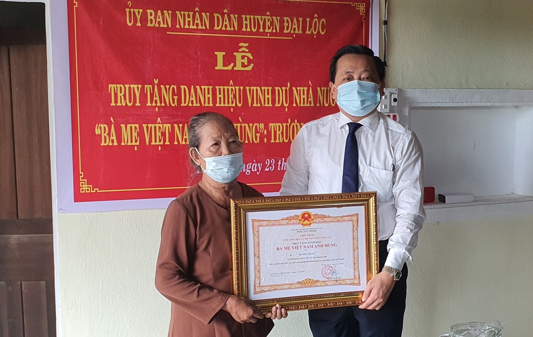Lãnh đạo huyện tổ chức lễ truy tặng danh hiệu “Bà mẹ VNAH” cho Mẹ VNAH Trương Thị Cúc. Ảnh: TR.NHAN