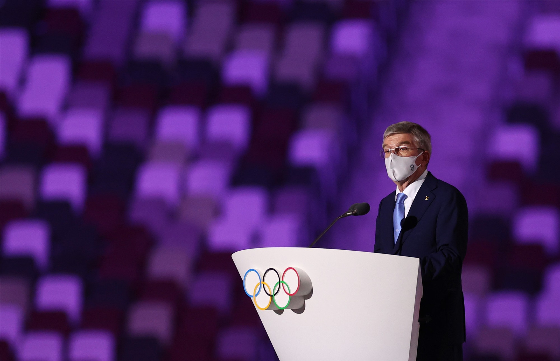 Chủ tịch Ủy ban Olympic Quốc tế (IOC) Thomas Bach phát biểu trong lễ khai mạc. Ảnh: Reuters