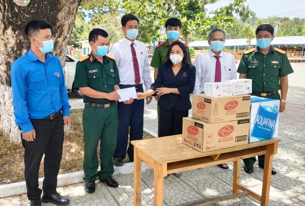 Đồng chí Huỳnh Thị Thùy Dung Trưởng ban Dân vận Tỉnh ủy động viên, tặng quà cho lực lượng làm nhiệm vụ phòng chống dịch Covid-19