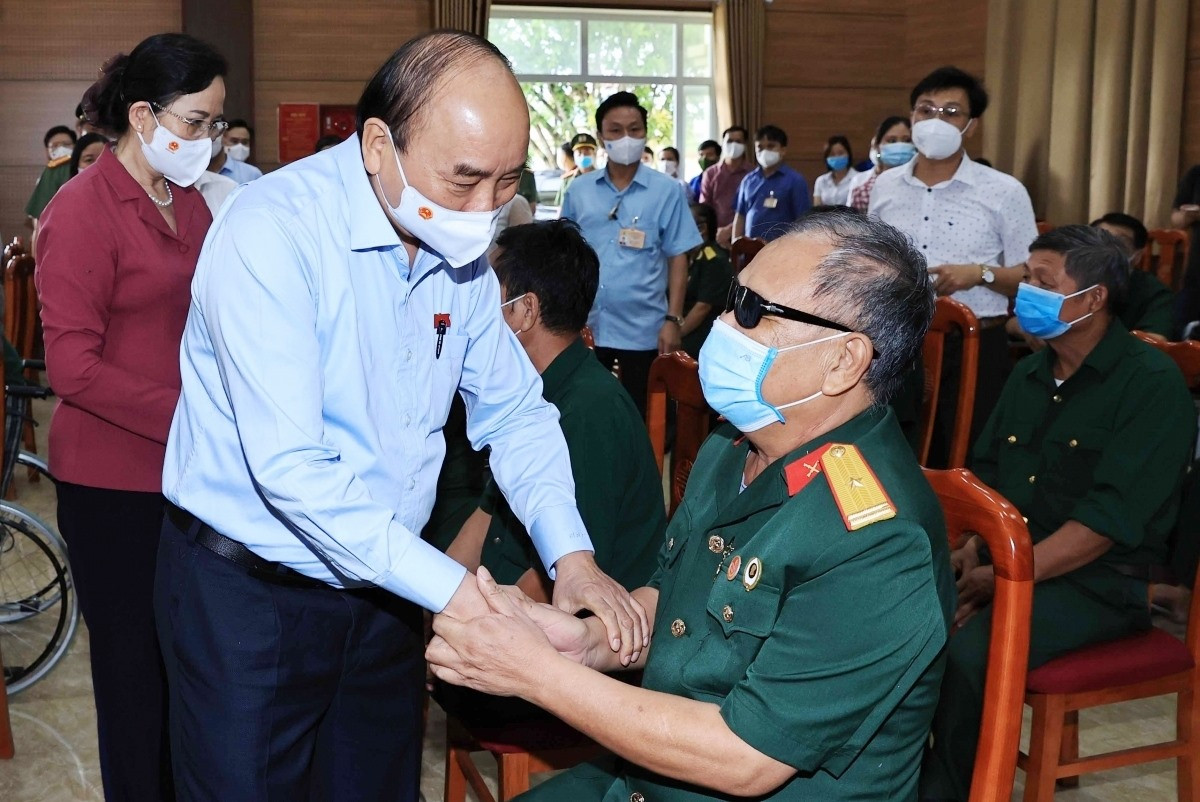 Chủ tịch nước Nguyễn Xuân Phúc thăm, tặng quà các thương bệnh binh tại Trung tâm Nuôi dưỡng thương bệnh binh nặng và Điều dưỡng Người có công tỉnh Hà Nam (Ảnh: Hoàng Thống Nhất)