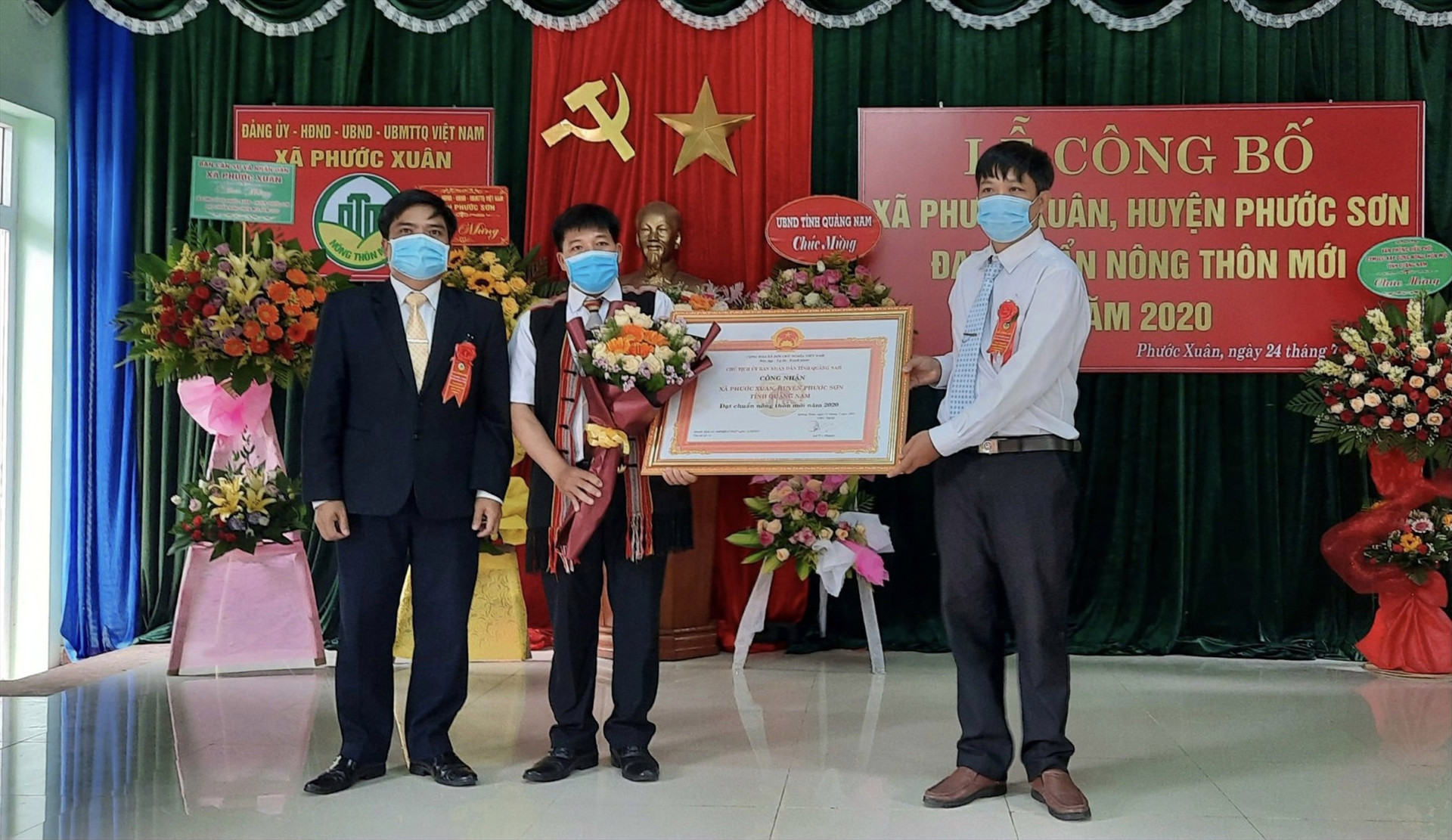 Bí thư huyện ủy Đoàn Văn Thông trao bằng Công nhận xã đạt chuẩn NTM.