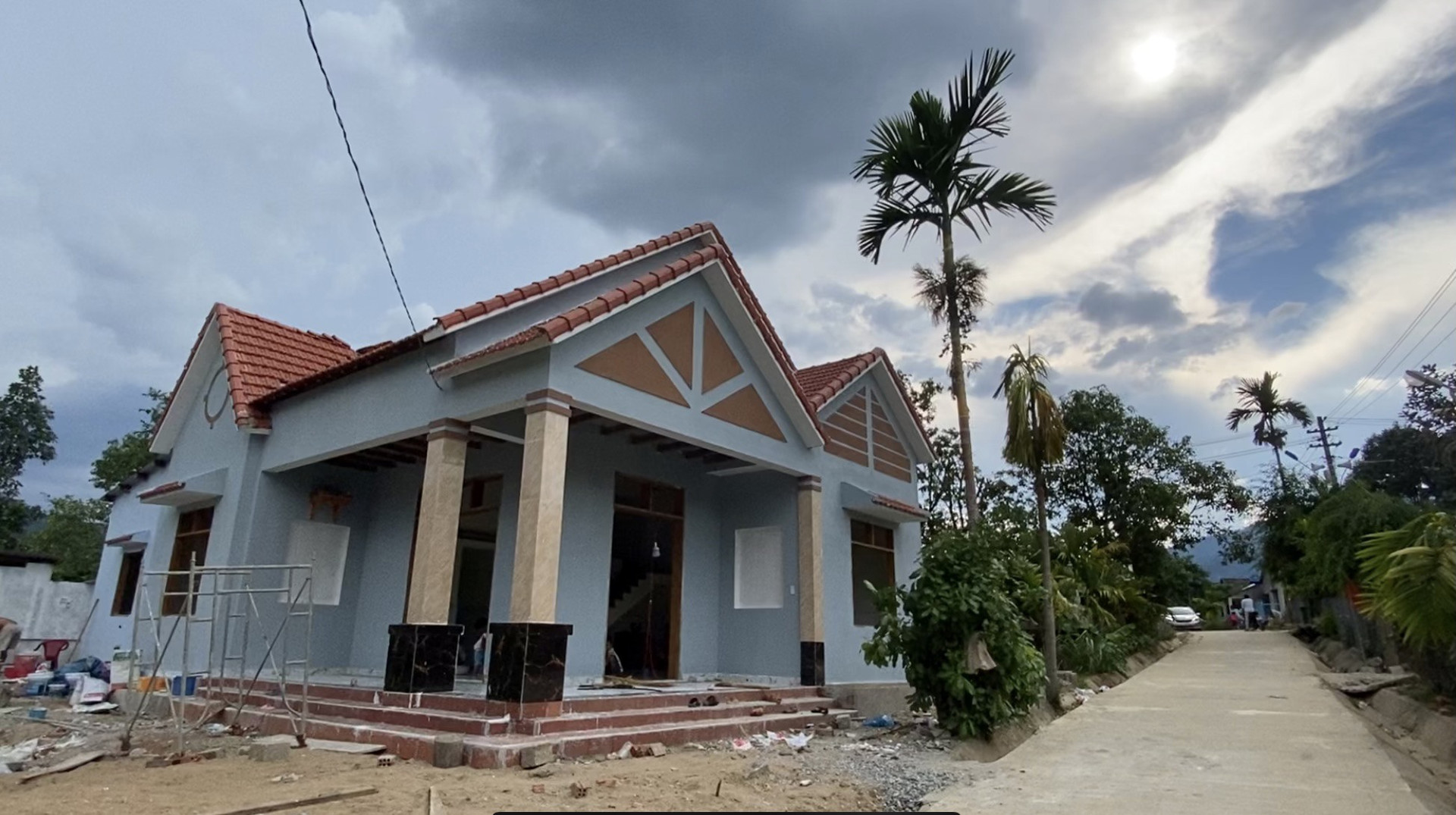 Một ngôi nhà khang trang vừa hoàn thành tại thôn Lao Mưng.