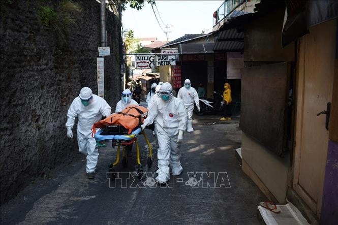 Chuyển thi thể bệnh nhân Covid-19 tại Bandung, Indonesia ngày 18-7-2021. Ảnh: AFP/TTXVN