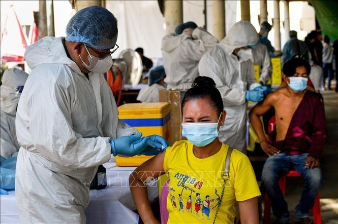Nhân viên y tế tiêm vaccine ngừa Covid-19 cho người dân tại Phnom Penh, Campuchia ngày 20-5-2021. Ảnh: AFP/TTXVN