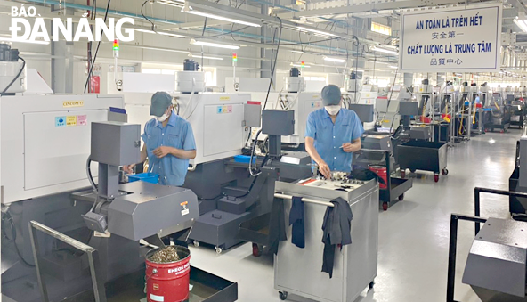 Doanh nghiệp bảo đảm cho công nhân giữ đúng khoảng cách, đeo khẩu trang trong suốt quá trình làm việc. TRONG ẢNH: Công nhân Công ty TNHH Daiwa Việt Nam (Khu công nghiệp Hòa Khánh) đang làm việc. Ảnh: THU HÀ