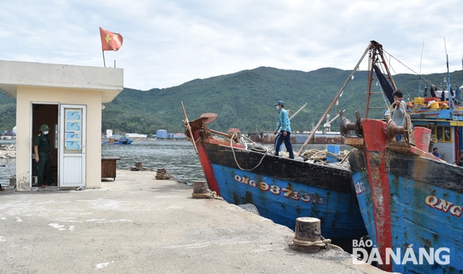 Bộ Chỉ huy Bộ đội Biên phòng thành phố được giao chủ trì, phối hợp với các đơn vị liên quan tăng cường công tác kiểm tra, phòng, chống dịch chặt chẽ đối với người, phương tiện ra vào âu thuyền và cảng cá Thọ Quang. Ảnh: HOÀNG HIỆP