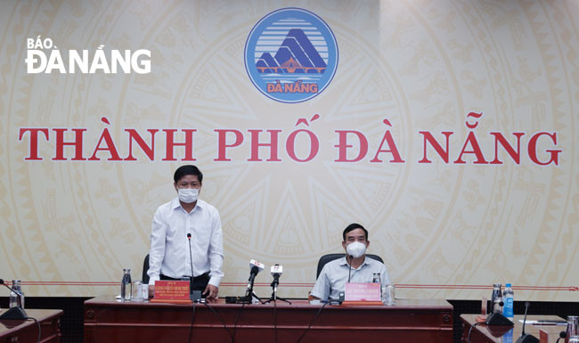 Phó Bí thư Thường trực Thành ủy Lương Nguyễn Minh Triết (trái) phát biểu chỉ đạo tại cuộc họp Ban Chỉ đạo Phòng, chống Covid-19 thành phố chiều 26-7. Ảnh: PHAN CHUNG