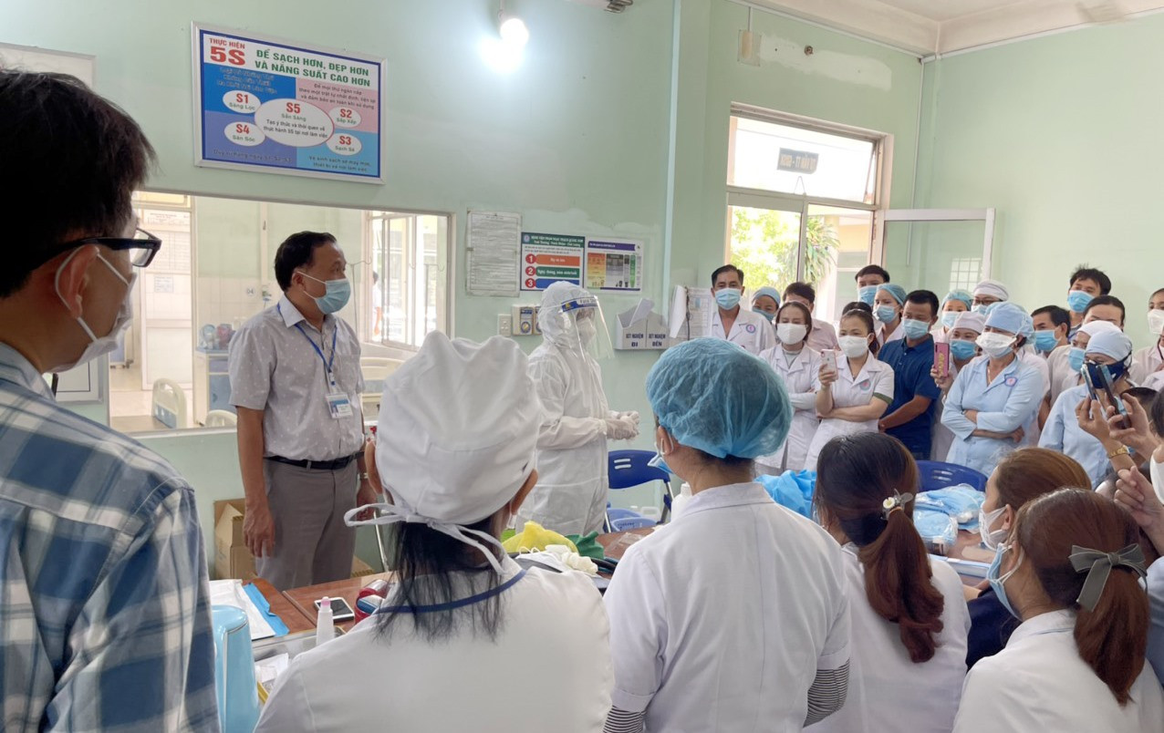 Ông Mai Văn Mười - Giám đốc Sở Y tế, Trưởng Tiểu ban điều trị trực tiếp hướng dẫn đội ngũ y tế Bệnh viên Phạm Ngọc Thạch các kỹ thuật chuyên môn trong chăm sóc và điều trị bệnh nhân Covid-19.