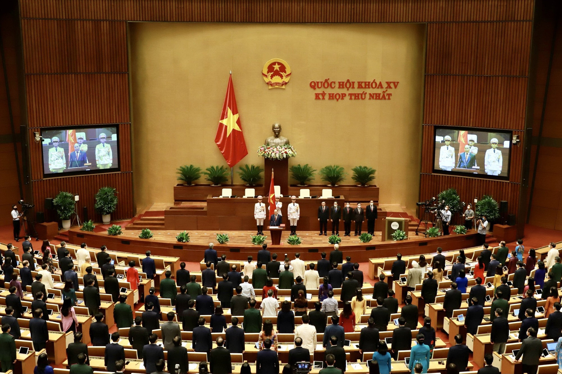 Chủ tịch nước Nguyễn Xuân Phúc tuyên thệ trước Quốc hội và cử tri. Ảnh: VGP/Nhật Bắc