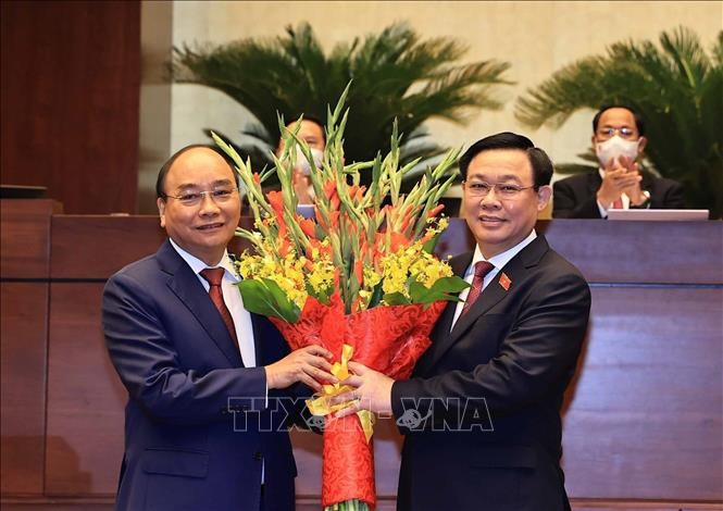 Chủ tịch Quốc hội Vương Đình Huệ (phải) tặng hoa chúc mừng Chủ tịch nước Nguyễn Xuân Phúc. Ảnh: TTXVN