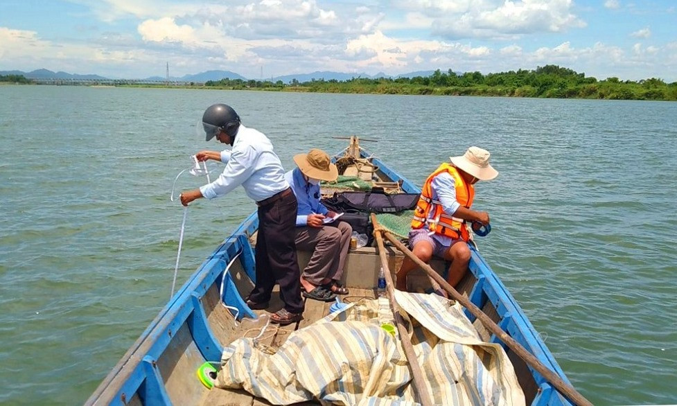 Công nhân Chi nhánh thủy lợi Điện Bàn đang quan trắc độ mặn trên sông Thu Bồn.