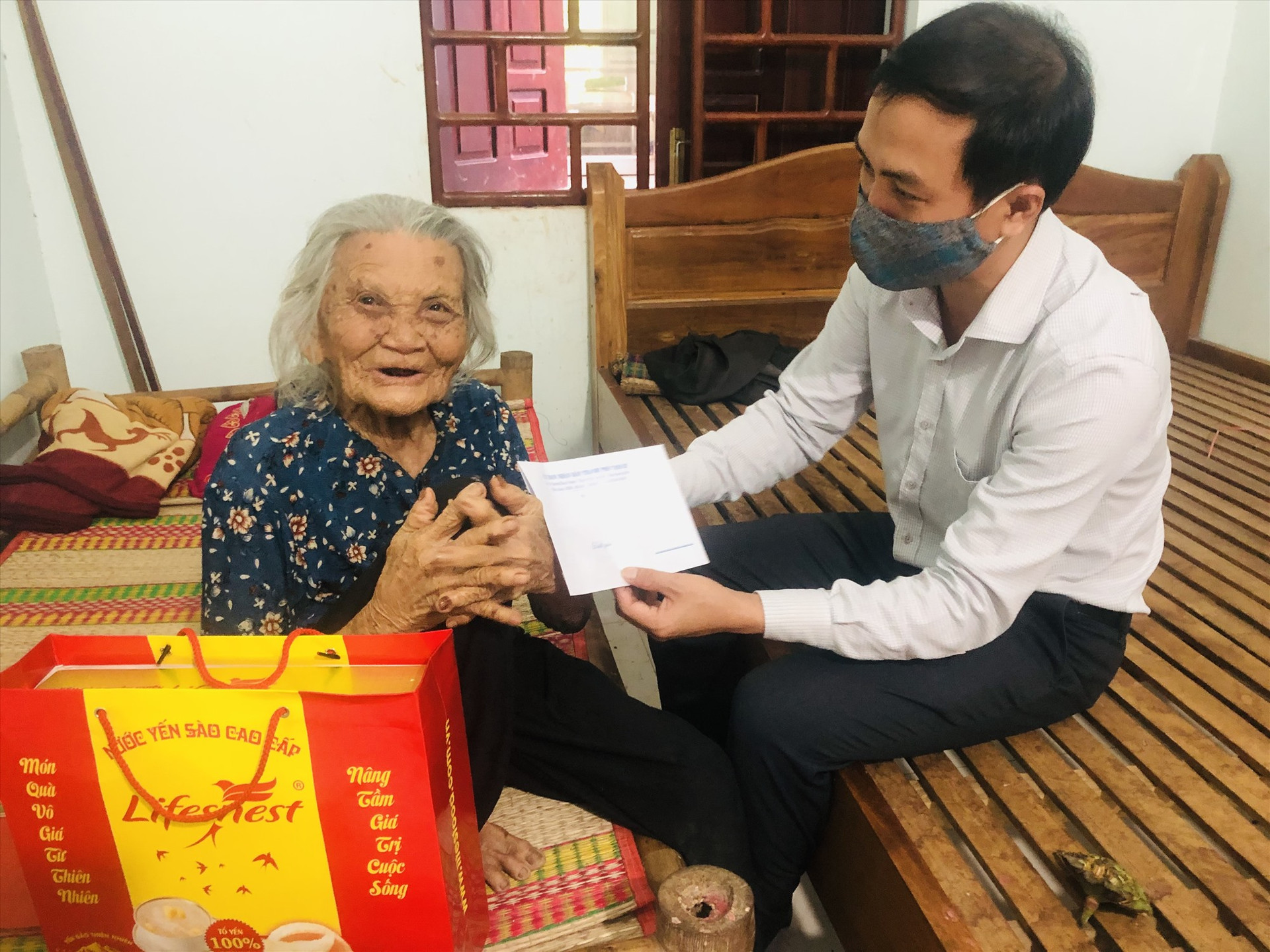 Lãnh đạo Tam Kỳ thăm, tặng quà Mẹ VNAH Châu Thị Luận (xã Tam Thăng).