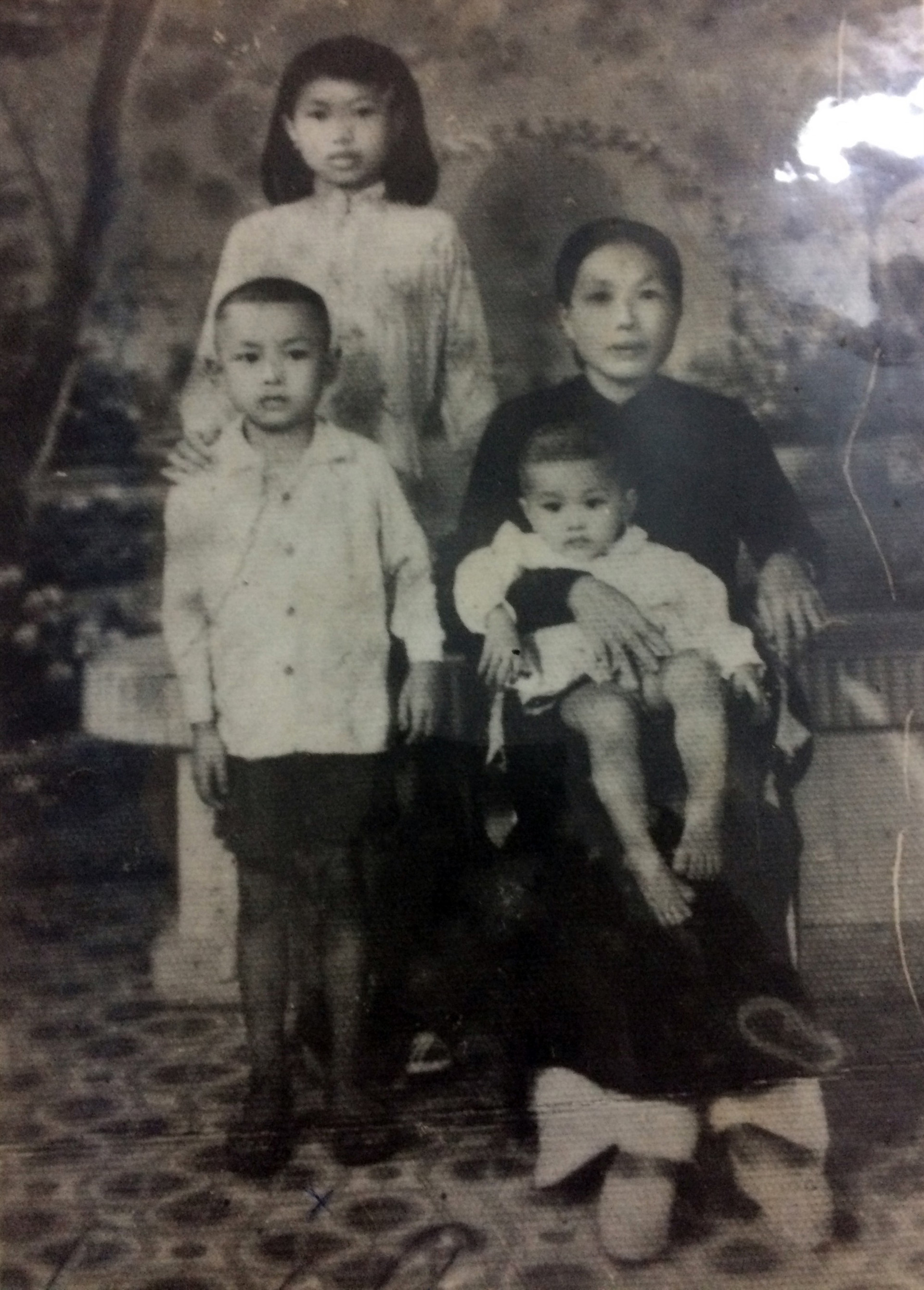 Mẹ Tấn cùng 3 con (ảnh chụp năm 1956). Ảnh: NVCC