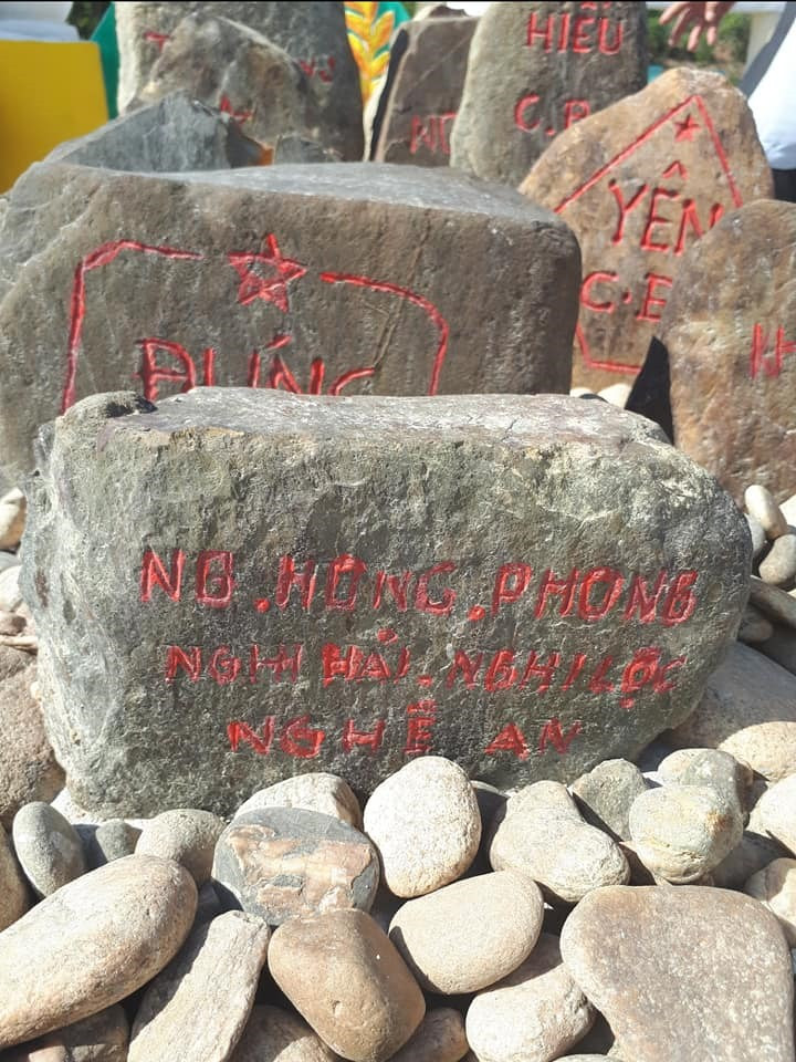 Những hòn đá núi khắc tên các liệt sĩ.