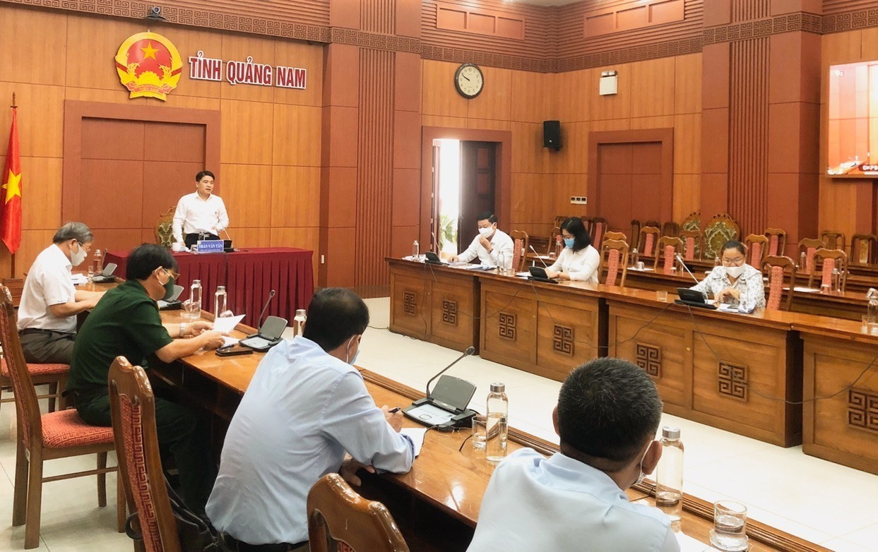 Phó Chủ tịch UBND tỉnh Trần Văn Tân chủ trì hội nghị trực tuyến với các địa phương. Ảnh: X.H