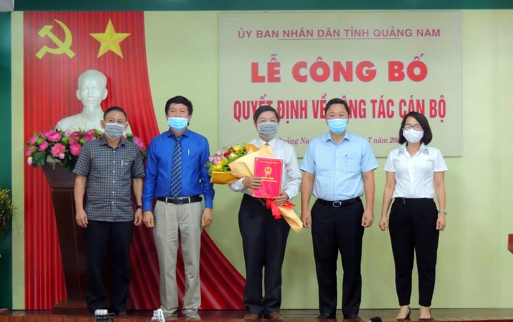 Ông Hường Văn Minh (ôm hoa, đúng giữa) sẽ là Phó Giám đốc Sở Công Thương bắt đầu từ ngày 1.8.2021