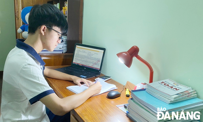 Thủ khoa khối A tại Hội đồng thi Đà Nẵng năm nay thuộc về thí sinh Nguyễn Hữu Trọng, học sinh lớp 12/9, Trường THPT Phan Châu Trinh với tổng điểm 28,35. Ảnh: NGỌC HÀ