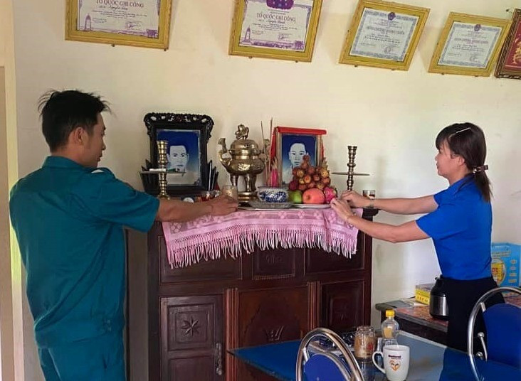 Tuổi trẻ Duy Phú (Duy Xuyên) thắp nhang tri ân liệt sĩ tại nhà mẹ VNAH Nguyễn Thị Liễu. Ảnh: N.Trang
