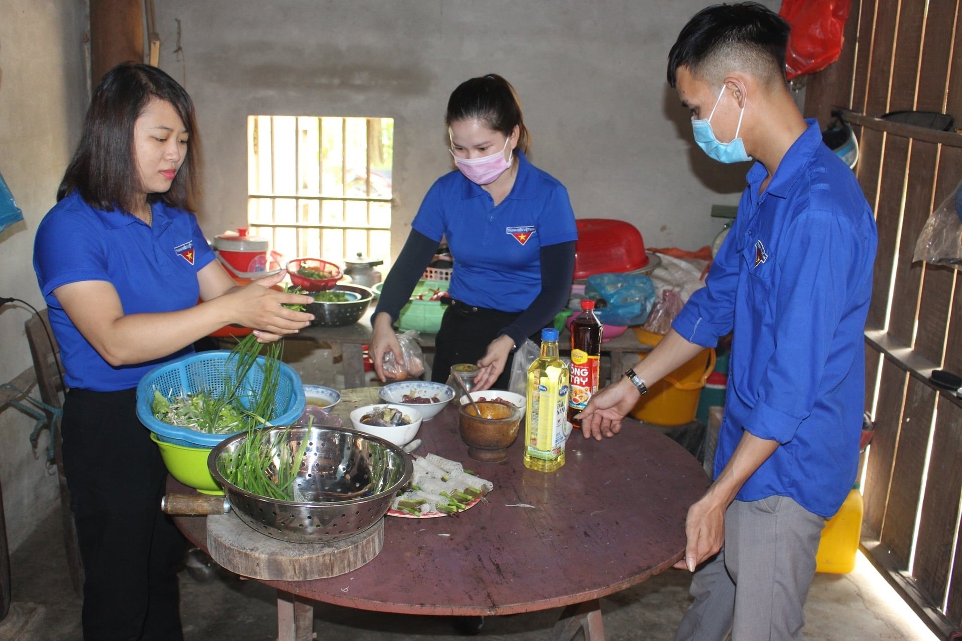 Tuổi trẻ Hiệp Thuận (Hiệp Đức) tổ chức “Bữa cơm tri ân” tại nhà mẹ VNAH Lê Thị Trà. Ảnh: T.Hòa