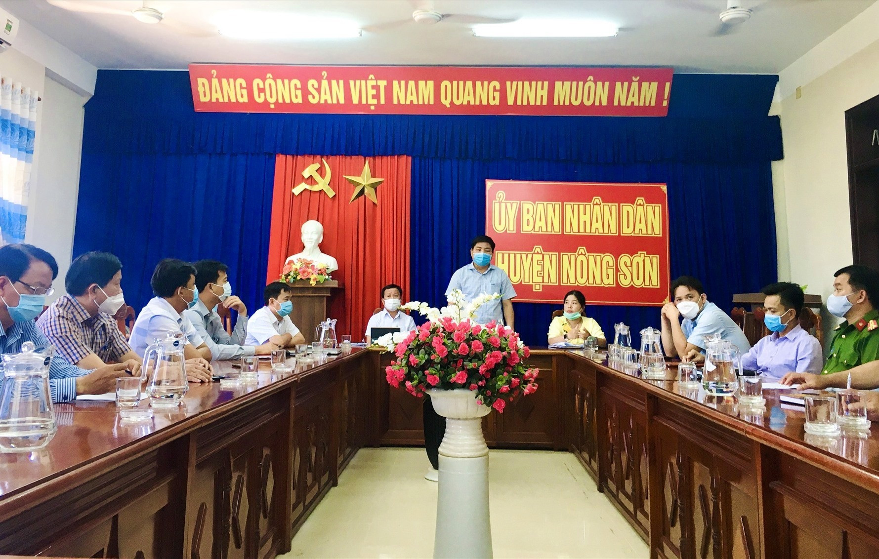 Quang cảnh cuộc họp Ban chỉ đạo phòng chống dịch bệnh Covid-19 huyện Nông Sơn. Ảnh: TÂM LÊ