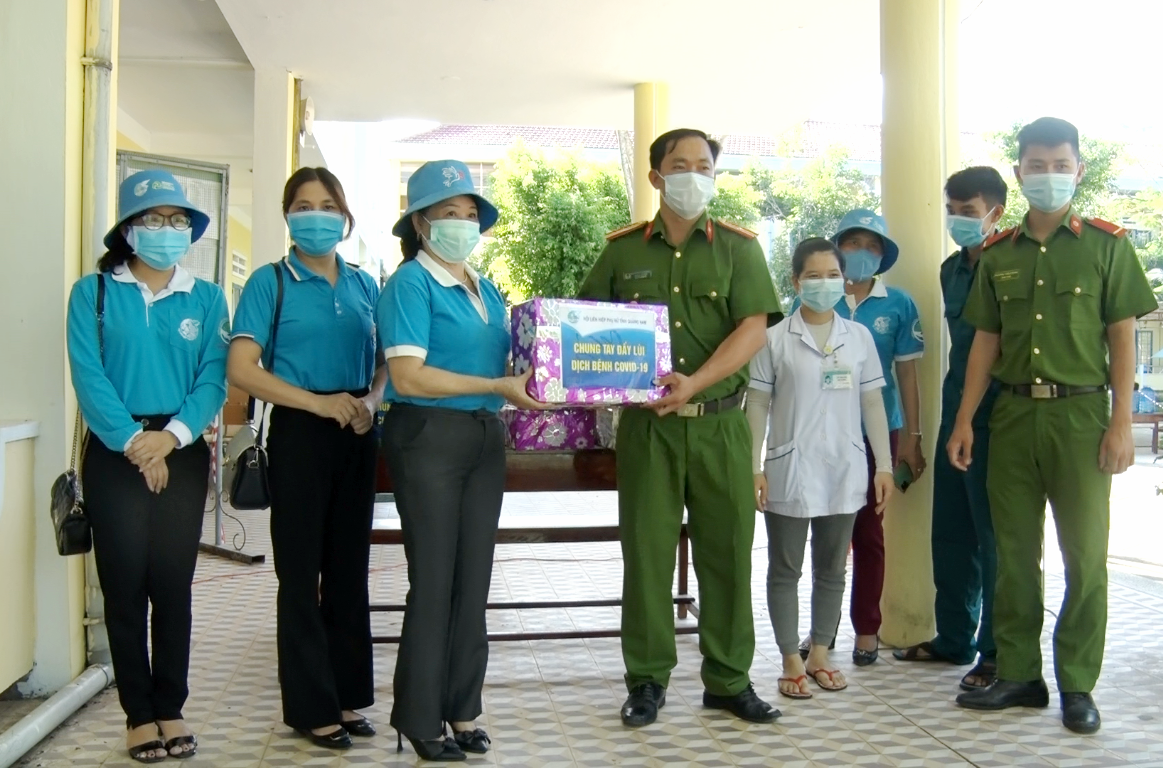 Hội LHPN tỉnh tặng quà cán bộ quản lý và người dân tại khu cách ly huyện Phú Ninh. Ảnh: Q.V