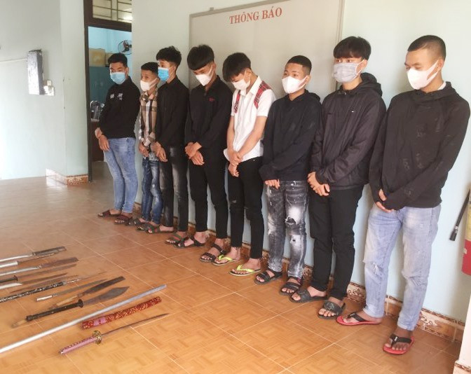 Các đối tượng trong băng nhóm đánh nhau gây mất ANTT bị Công an huyện Thăng Bình bắt giữ.