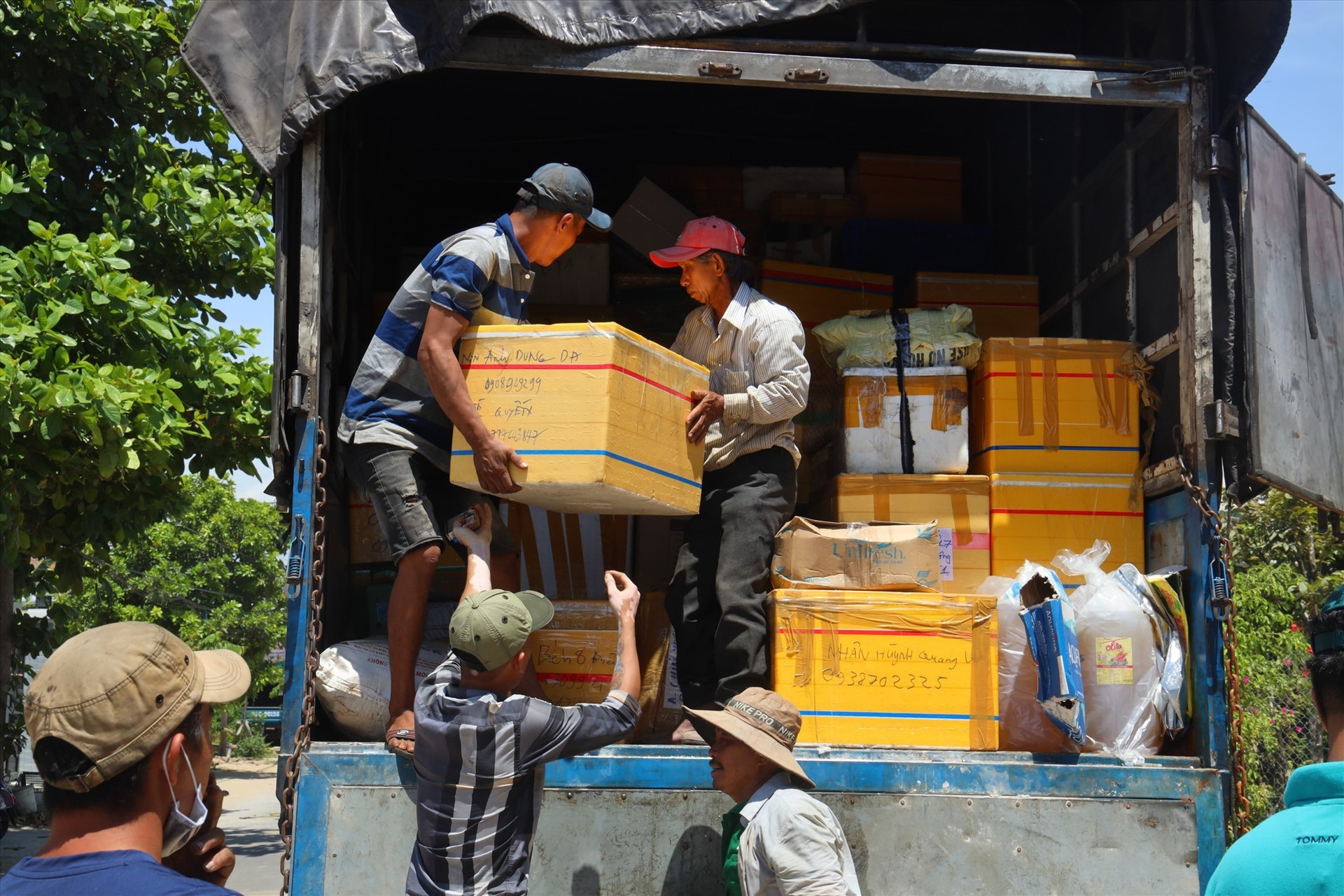 Những ngày qua, người dân Quảng Nam quyên góp hàng chục tấn lương thực, thực thẩm để vận chuyển vào hỗ trợ cho người dân TP.Hồ Chí Minh gặp khó khăn do dịch bệnh Covid-19. Ảnh: CTV